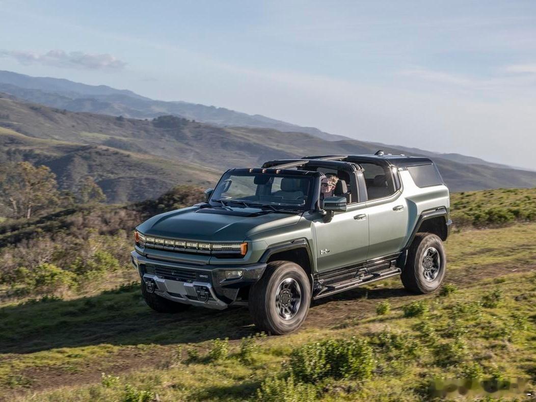 我原本以为3.5吨的新能源就是极限了。没想到天外有天。电动悍马。长5.5米，宽2