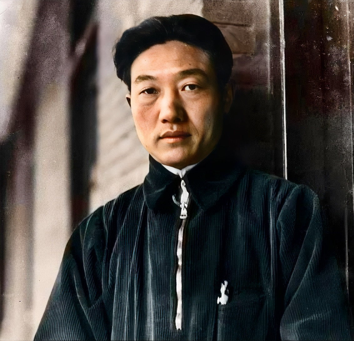 1937年，徐悲鸿在香港时，遇到一个德国人售卖四箱古画，当徐悲鸿看到第三箱时，突