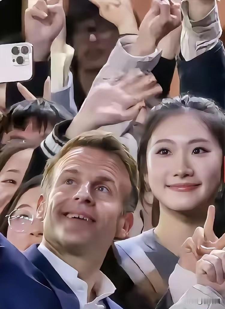 马克龙的“高光时刻”，吃火锅，逛公园，访校园，川大与美女自拍。法国总统马克龙