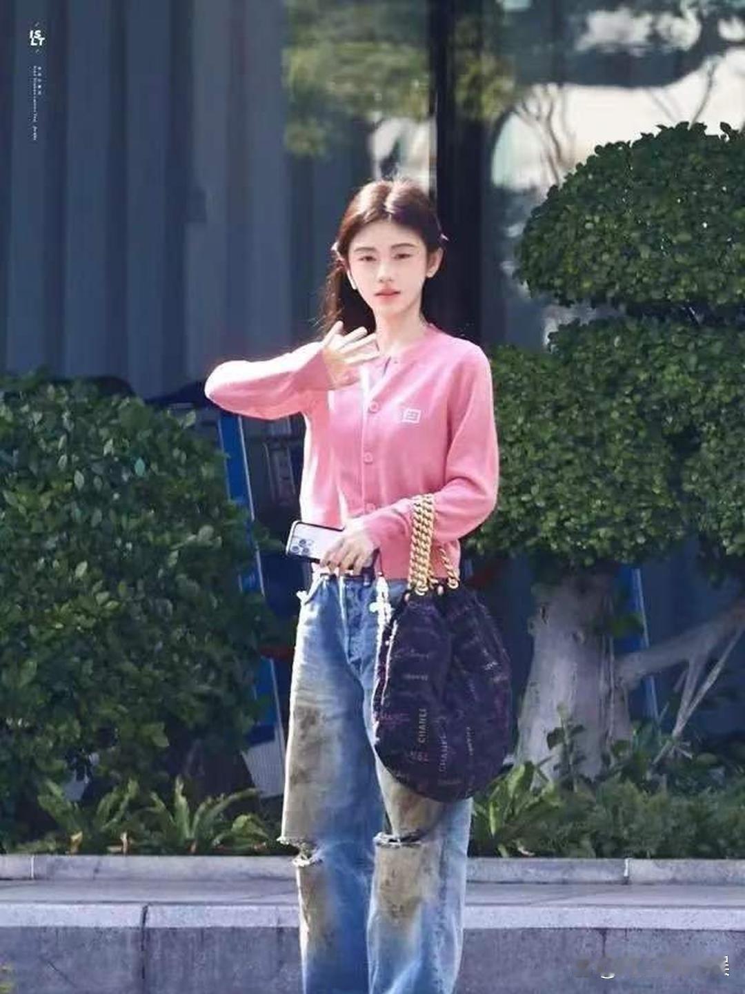 鞠婧祎素颜被拍，私下素颜这个状态也太漂亮了吧