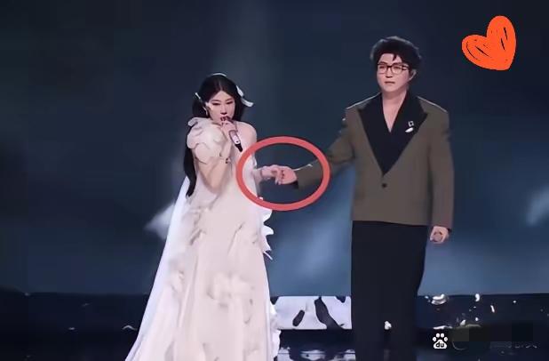 小沈阳彻底坐不住了，​他怎么也没想到，​自己的女儿沈佳润，居然在跨年晚会上紧