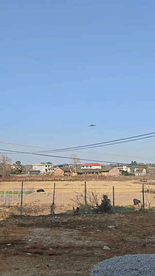 网友在郊外意外拍到一架国产“轰6”轰炸机从天上飞过？虽然这种轰炸机是50多年前