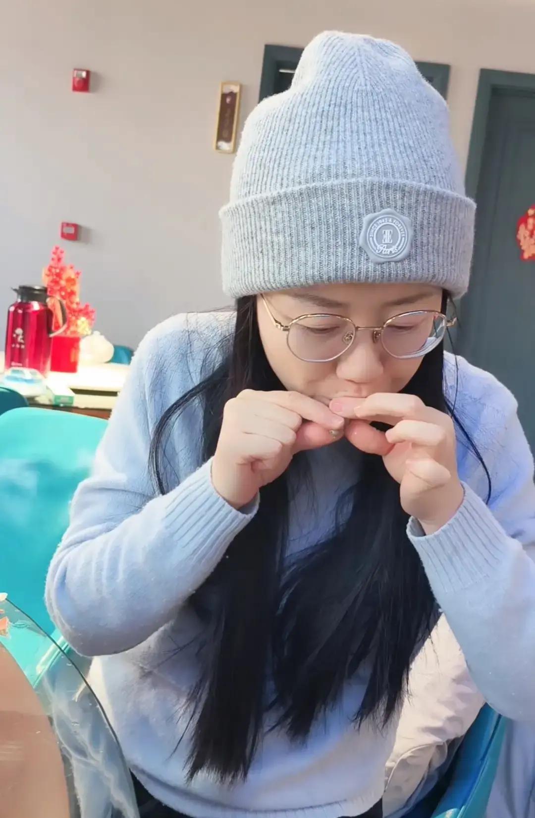 董董在老家舞棍，安安在三亚踏浪，潇潇回烟台徒手剥钉螺，与辉同行全员放假十天，直播