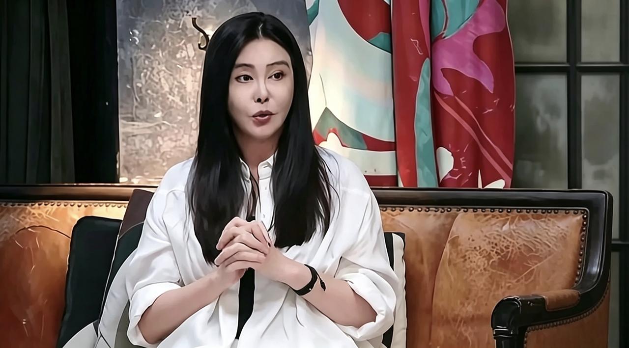 很多人疑惑：60岁王祖贤近照脸看着僵硬，是整容了吗？很多网友刷到偶遇抓拍的