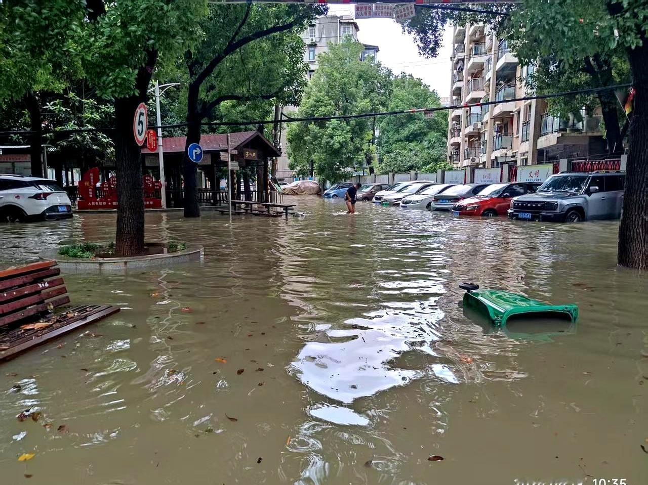 一夜之间，街道直接变“河道”了？武昌区中南路街道这波积水，真是让人又气又无奈。