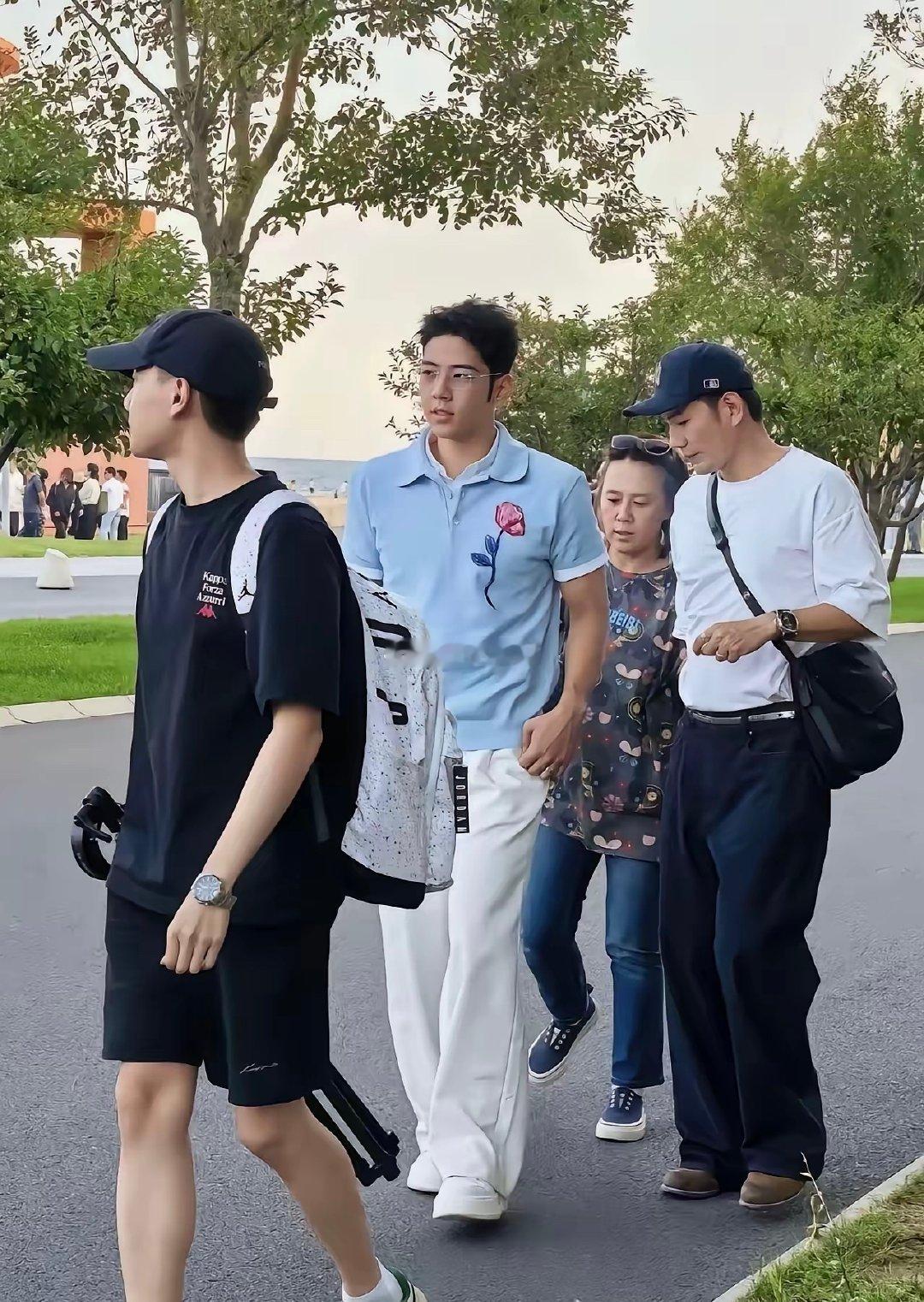 郭涛这儿子营销做了很久了还是那样，吃不了那碗饭就别吃了，没啥意思，现在娱乐圈跟本不买账​​​