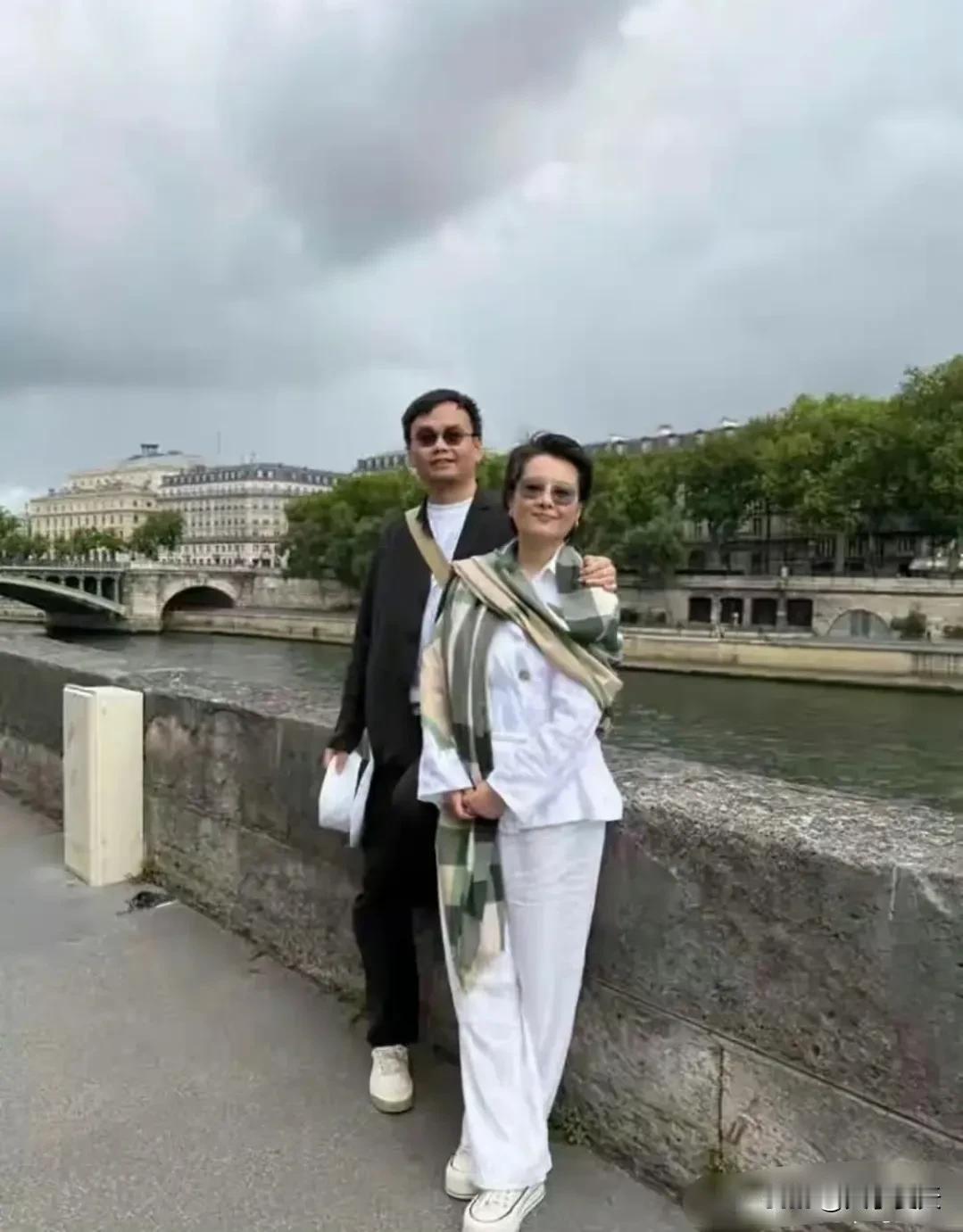 袁立带着三婚老公在巴黎度假。看夫妻俩这气色，一副岁月静好、婚姻和谐的模样。风