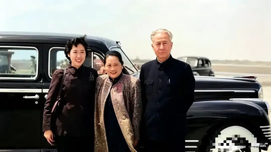 1957年机场珍贵合影，左为王光美、中间是宋庆龄、右为刘少奇。