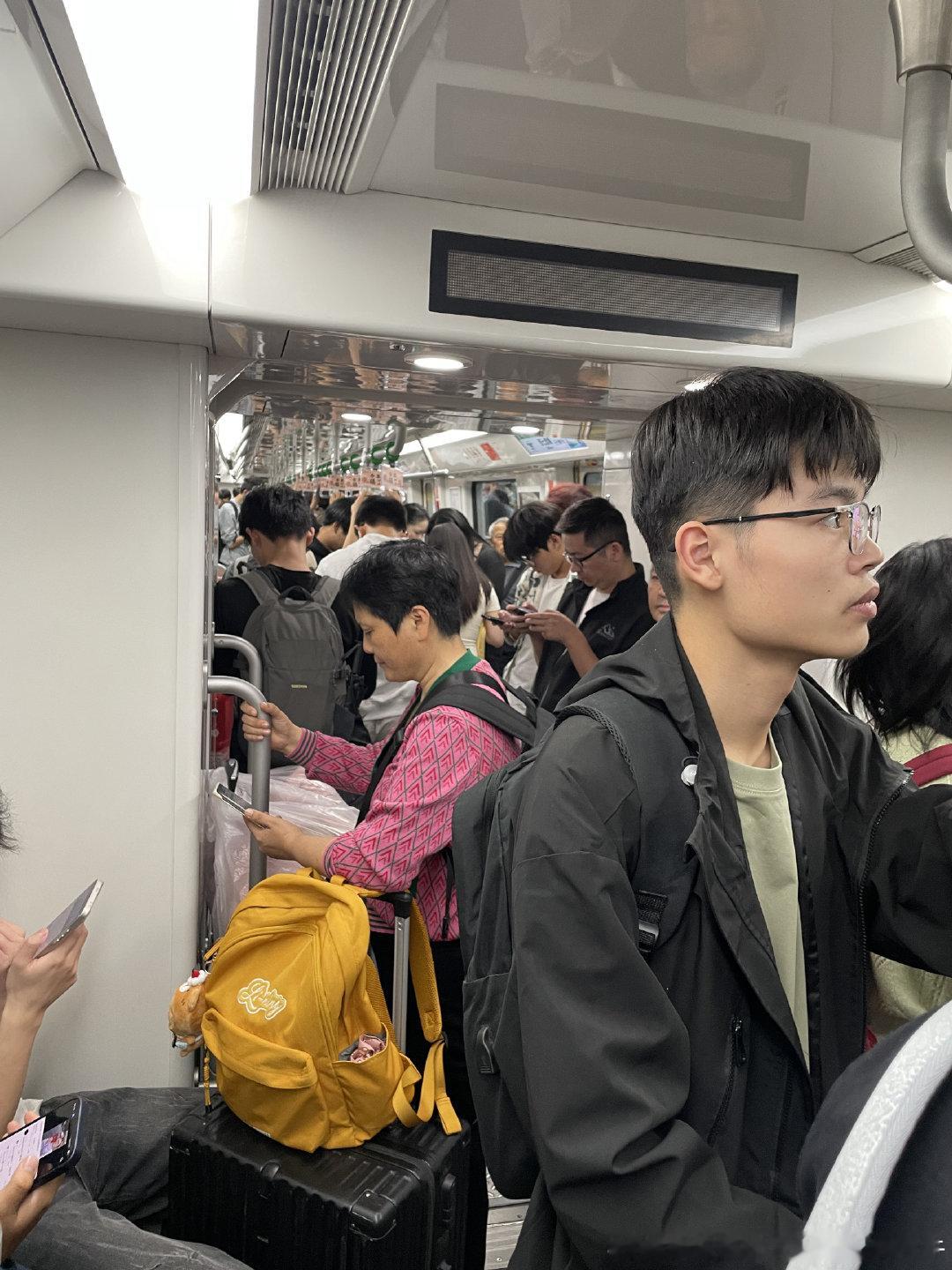 #合肥地铁#网友：2026年10月7日（周三，#国庆假期最后一天#晴）15：16分，合肥地铁3号线西