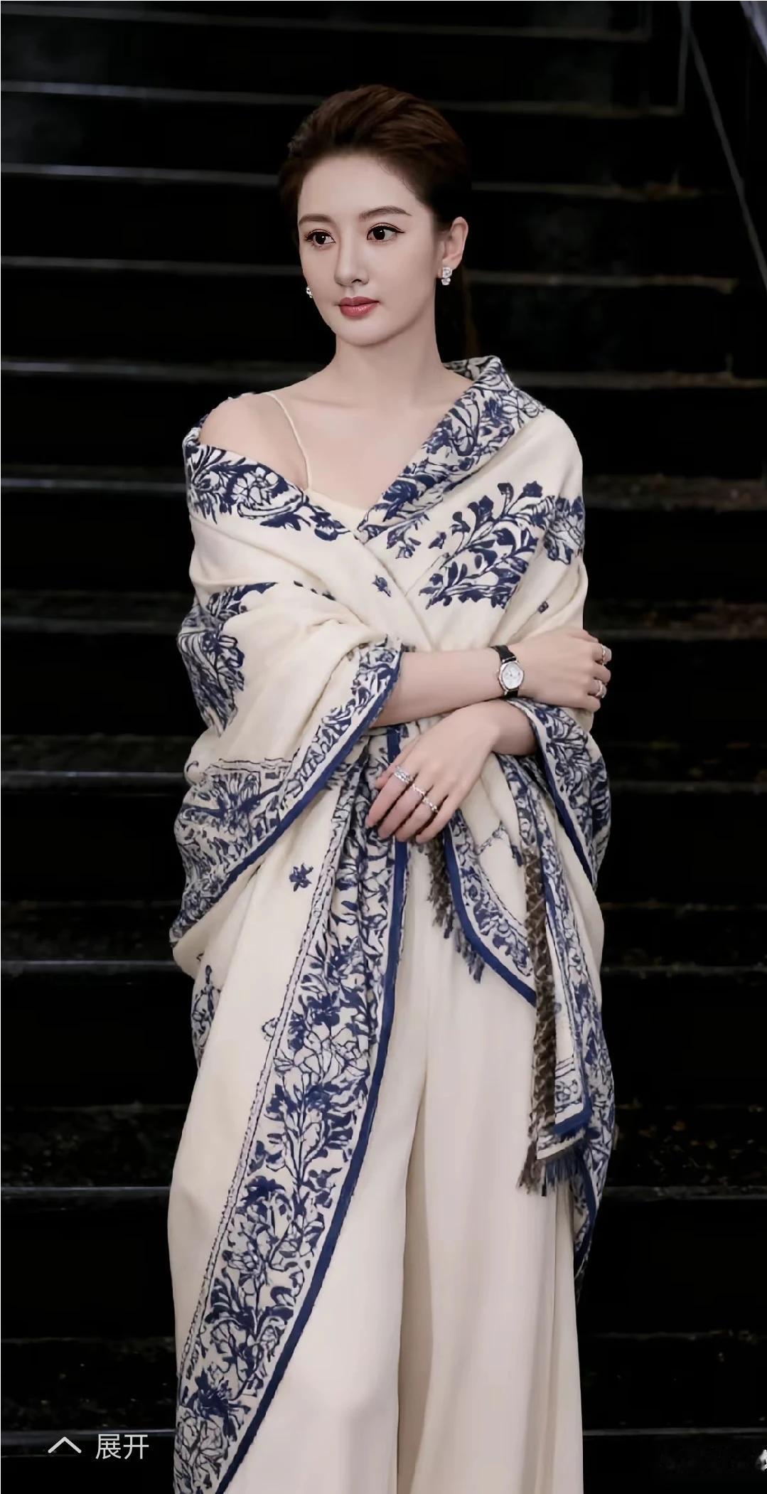 坐着拍照不自在，鲜花要比我可爱。它正开放我已败，半老徐娘又重来。