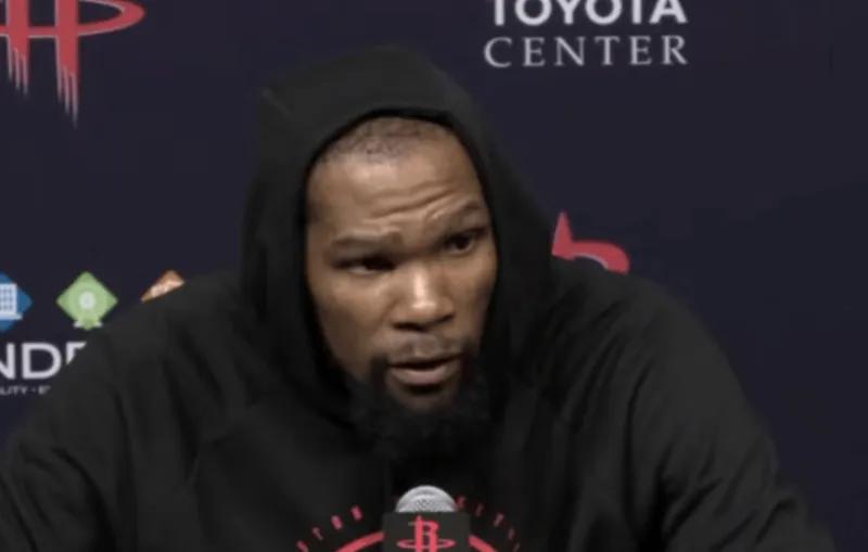 这才是正确的杜兰特使用方式！首先，杜兰特不年轻了，跟腱大伤过，他最让人忌惮的是