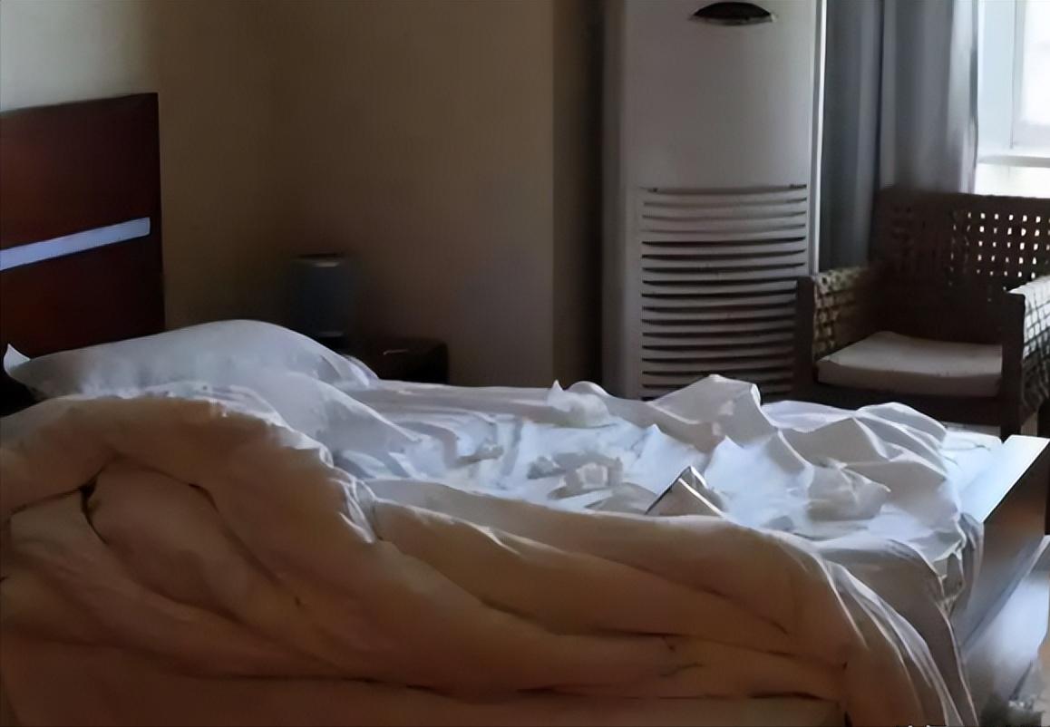 广西，有个已婚男子很喜欢自己的女同事，之后二人就约了去开房，在酒店里相欢了3个小