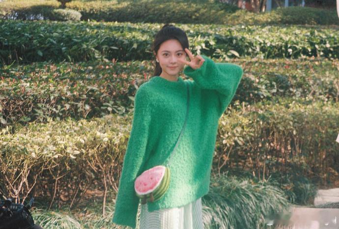 赵今麦晒聂曦光毕业照赵今麦晒聂曦光毕业照，聂曦光的毕业时光封存，西瓜毕业快乐，