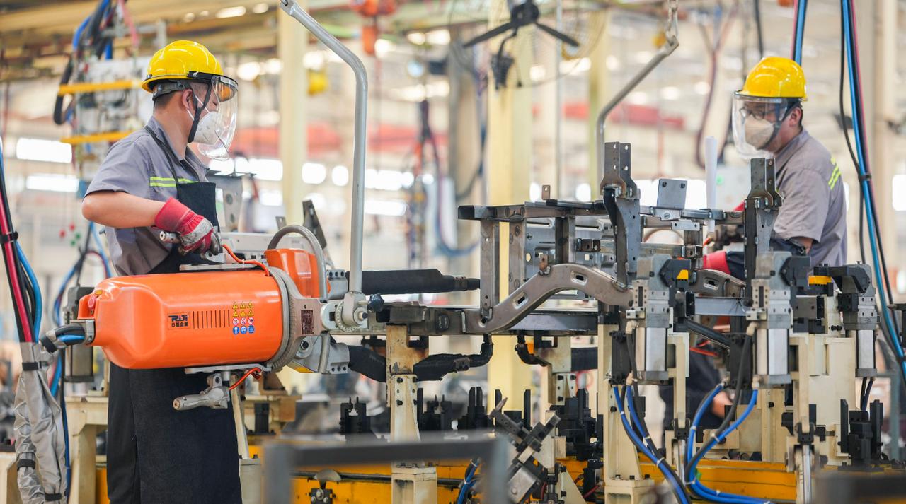 中国为什么让世界惧怕？英国教授：你去看看中国的上班时间，你就懂了？中国速度发展的