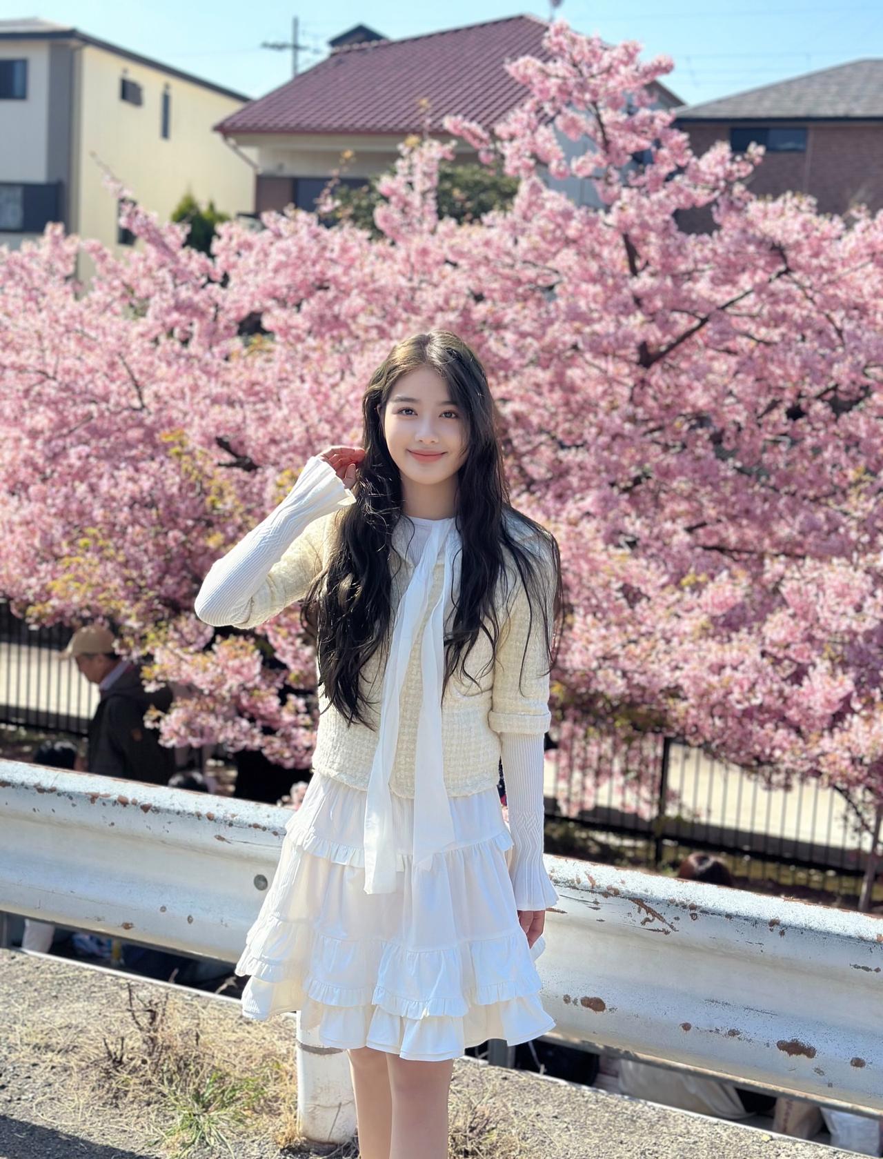 樱花树下，少女微笑，春日浪漫时光。清新脱俗的女孩子是什么样子的呀美少女的微笑