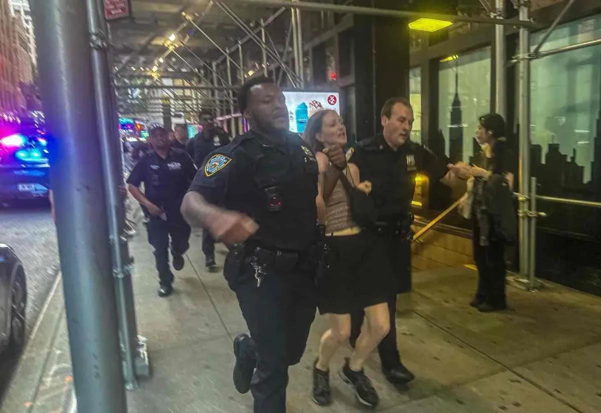 他曾在第47分局任职。他年仅36岁，在该警局工作了三年半。他正在做他最擅长的