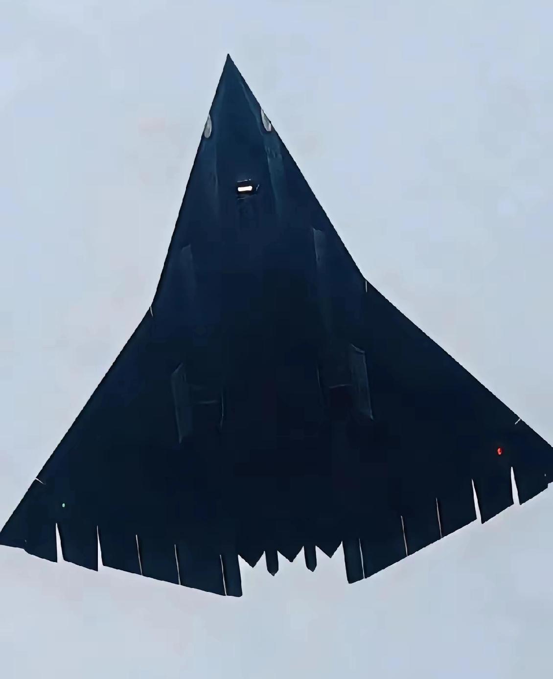 歼36第三、第四号机？网络上显示的疑似歼36四号原型机照片有了新改变，空速管没了