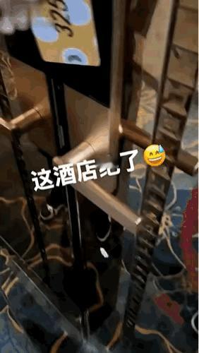 看得出来，这酒店的前身是KTV。