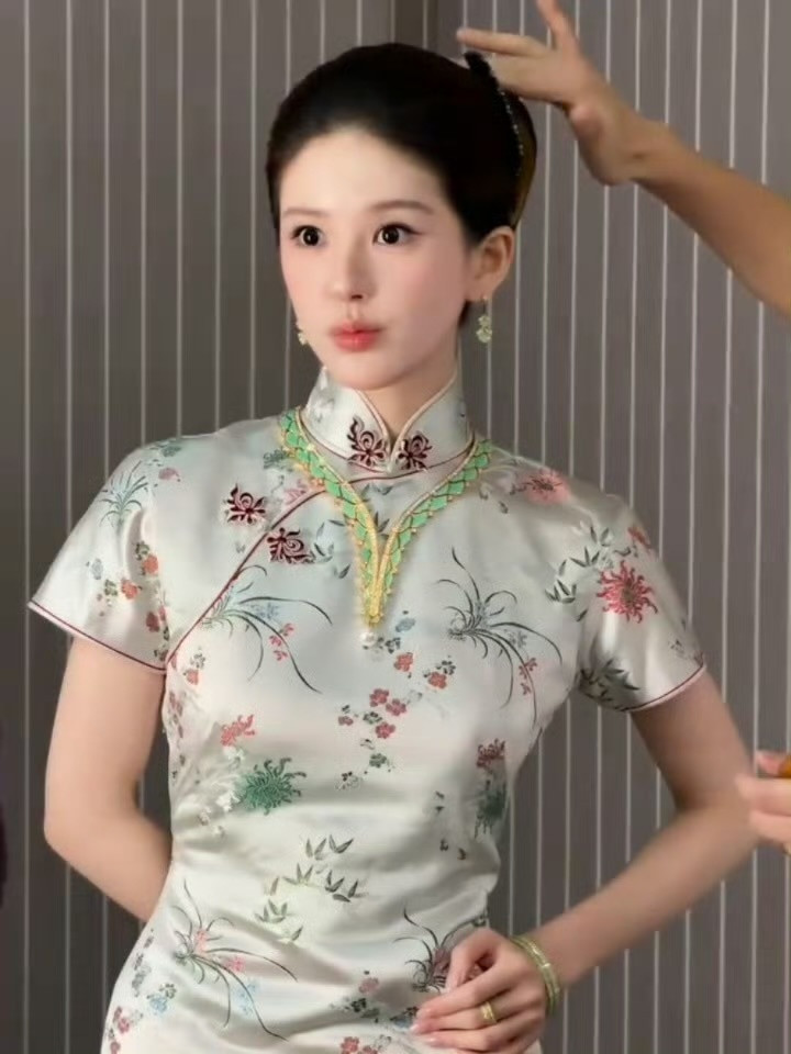 我的天我的天就这样穿着旗袍萌翻所有人​​​