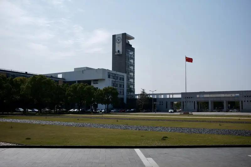 宁波东方理工大学投资460亿，福耀科技大学投资一百亿。但是感觉宁波东方理工大学在