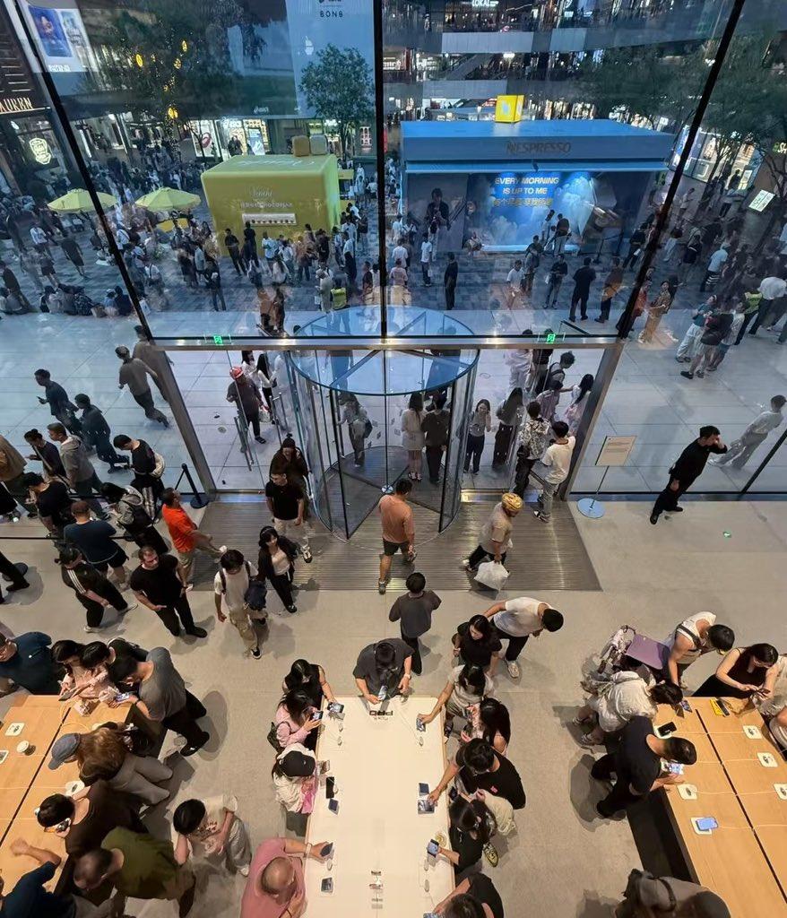 iPhone18发售的场面，人山人海。老实说这里面有多少是二道贩子来进货的。