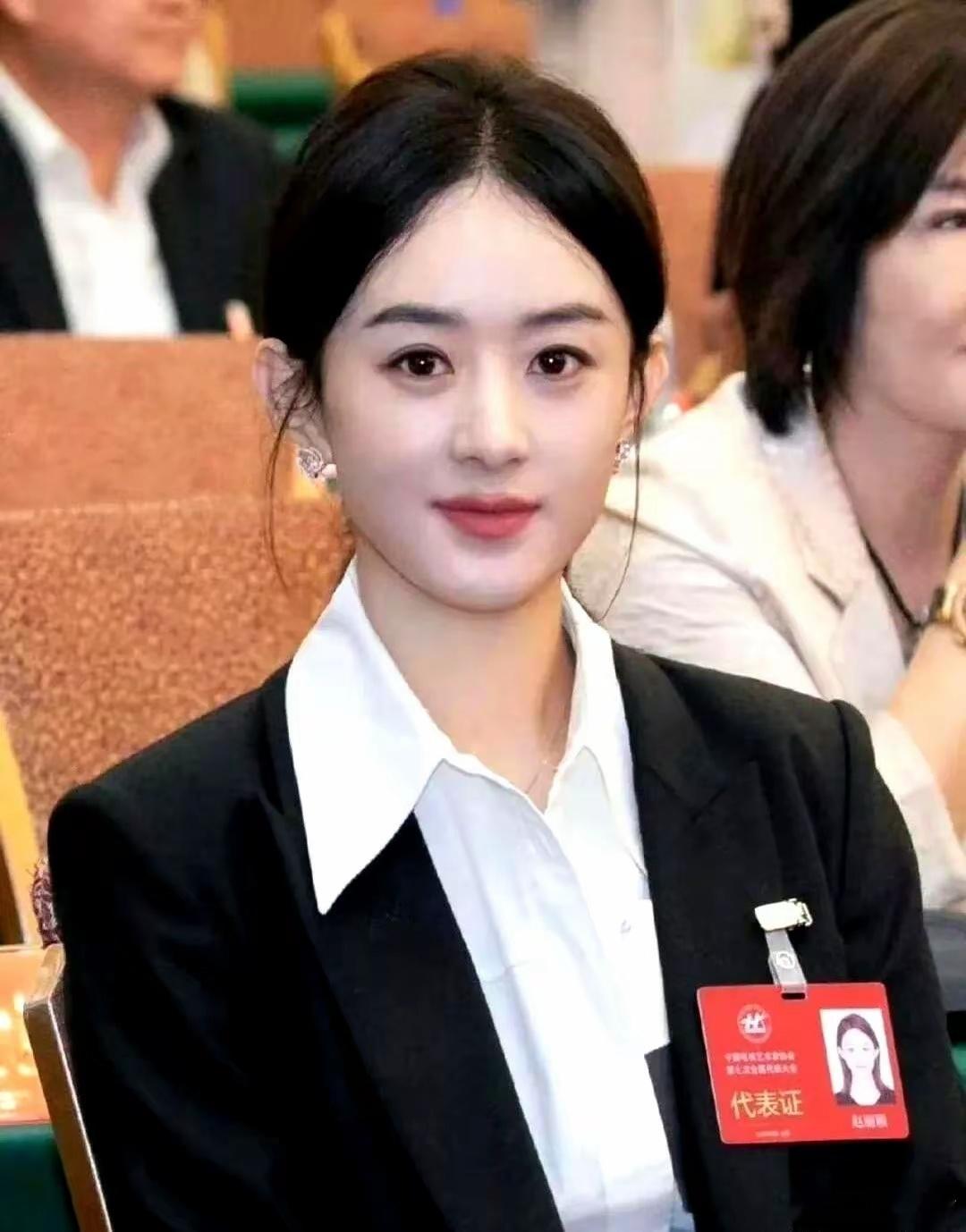 西装一上身，全网炸了。赵丽颖把黑西装穿成2亿阅读，不是衣服贵，是她把“我不想再装