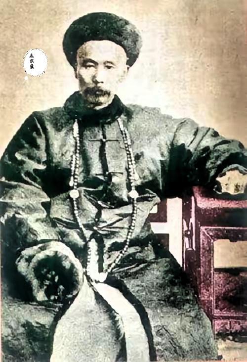 左宗棠收复新疆，粮草断绝。他下令：全军原地娶妻生子！李鸿章闻言大骂：左疯子！三年