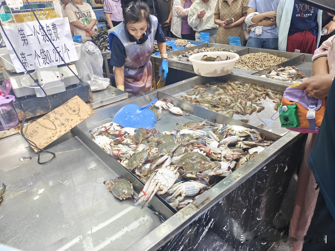 昨天上午水产超市卖特价飞蟹:90元4斤，媳妇买了11个，5斤多点，花了115.9