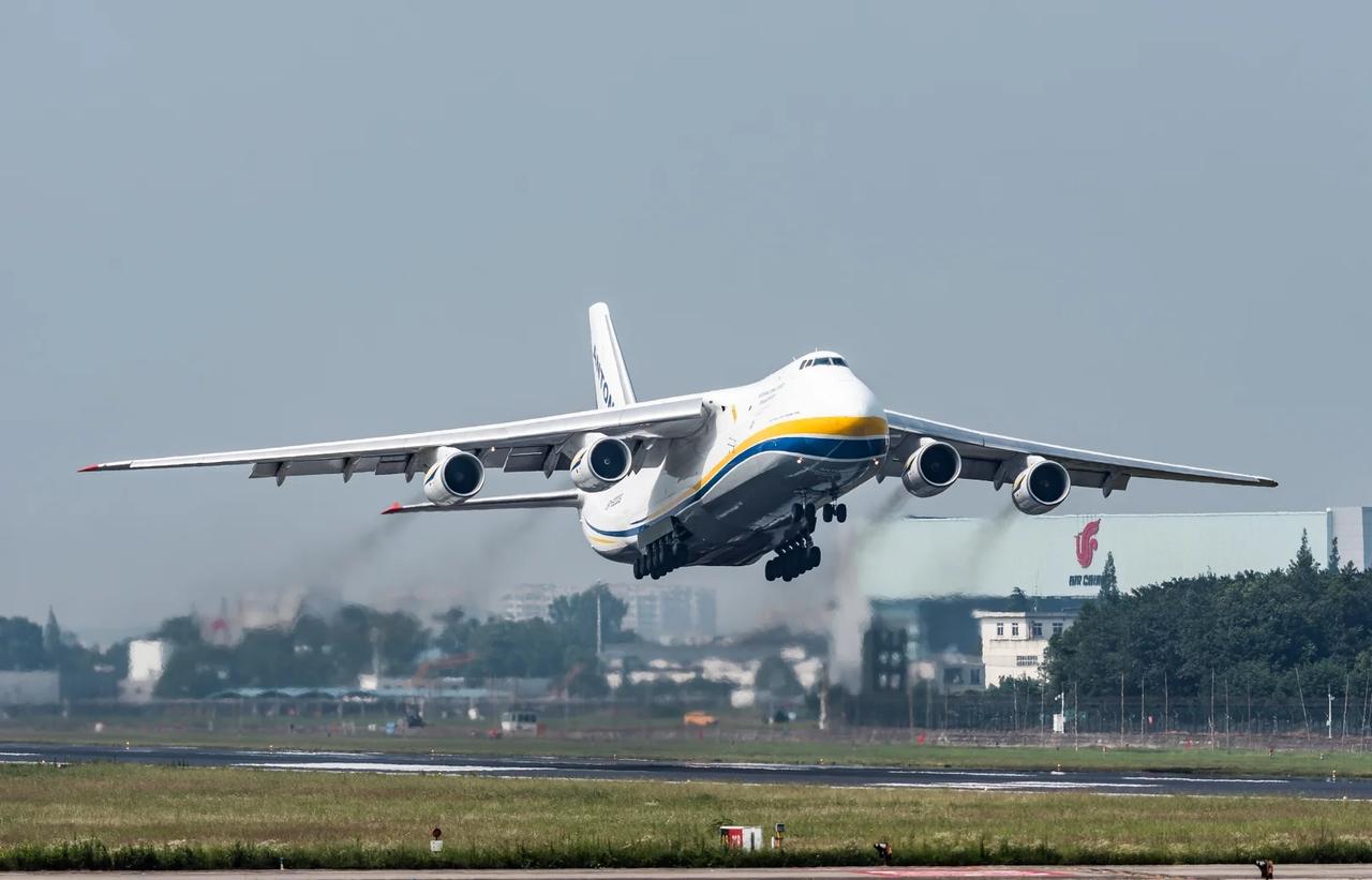 CTU成都双流-那些上单翼们不同于客机，上单翼的设计，让它们看起来特别稳重，飞