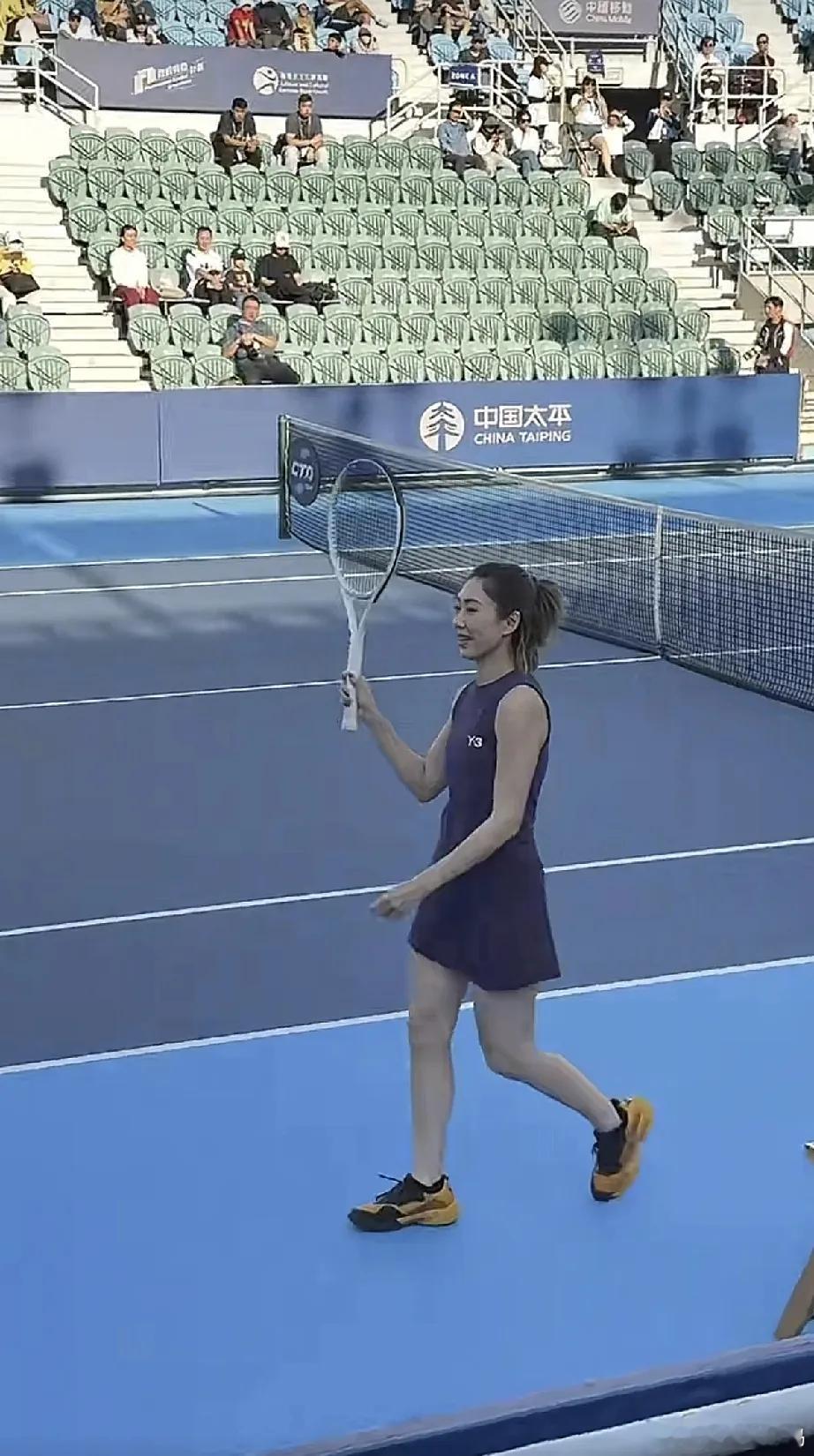 11月23日，霍启山与胡定欣一起现身中国香港网球公开赛，霍启山这回没带娜然，估计