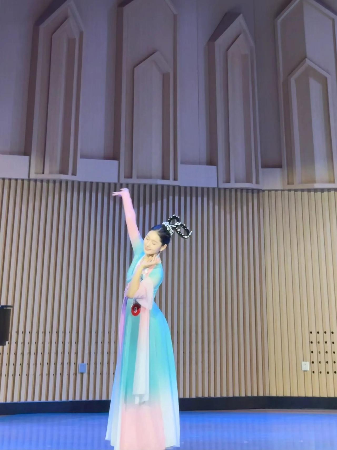 表演中的我