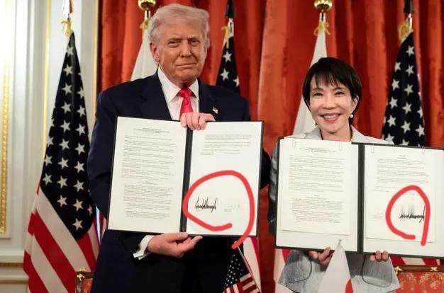 这回可真是充满戏剧性!特朗普刚从东盟峰会抽身,便立马拉着日本首相高市早苗签署了一