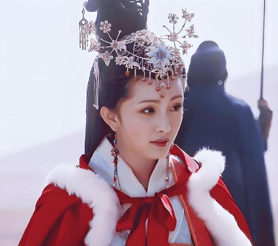 公元前31年，23岁王昭君嫁复株累，新婚夜，王昭君却迟迟不肯洞房，只见她：肩头耸