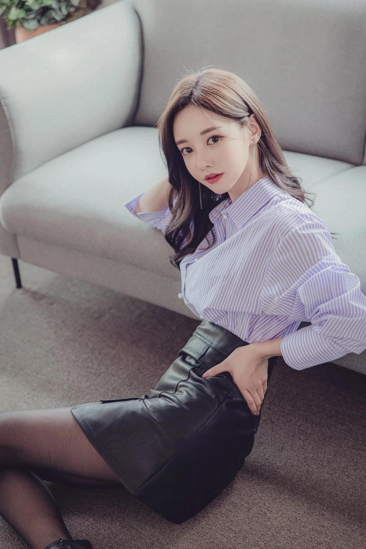 优雅气质，条纹衬衫与皮裙的完美搭配，尽显时尚魅力！👗✨