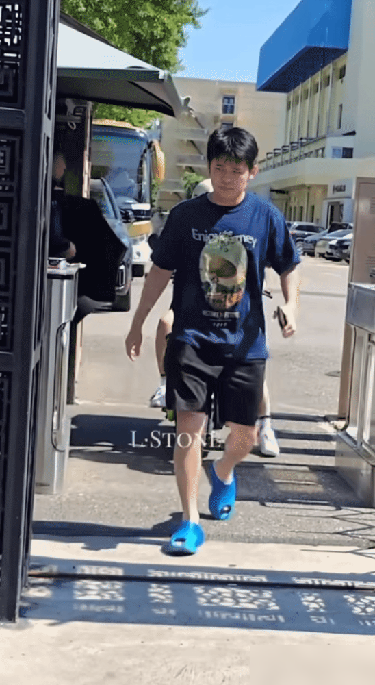 国乒这帮人私下太有意思了。小将林诗栋刚结束封训，就被拍到蹬着一双蓝色半包拖鞋，跟队友们集体出门理发。