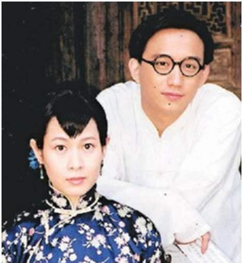 1931年，徐志摩借住胡适家，被好友拉出去逛青楼。那天北平的风刮得紧，他裹着