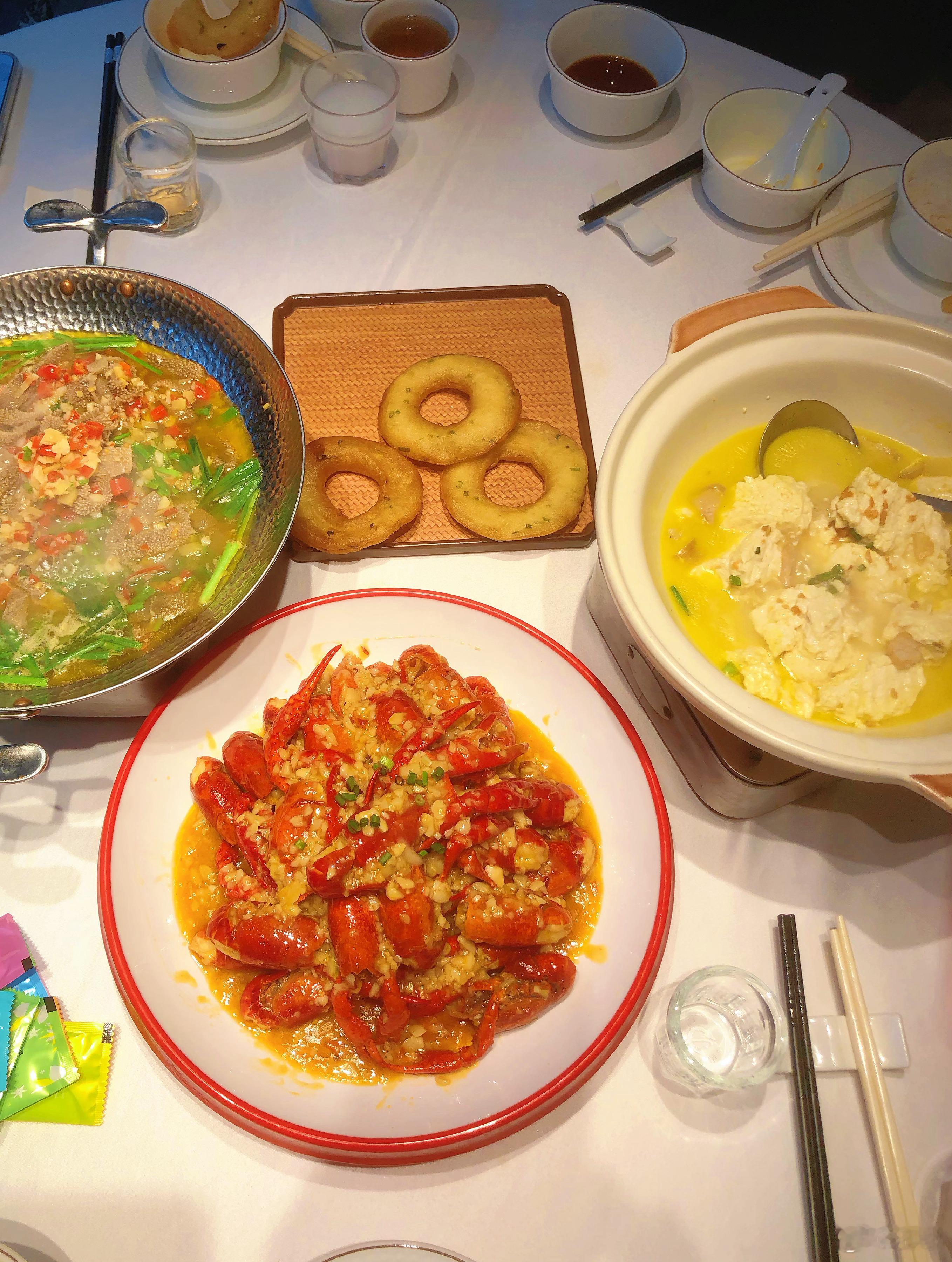 美食探店湖北同事强烈推荐的一间湖北菜馆，装修清雅安静，出品走精致路线，食材新鲜