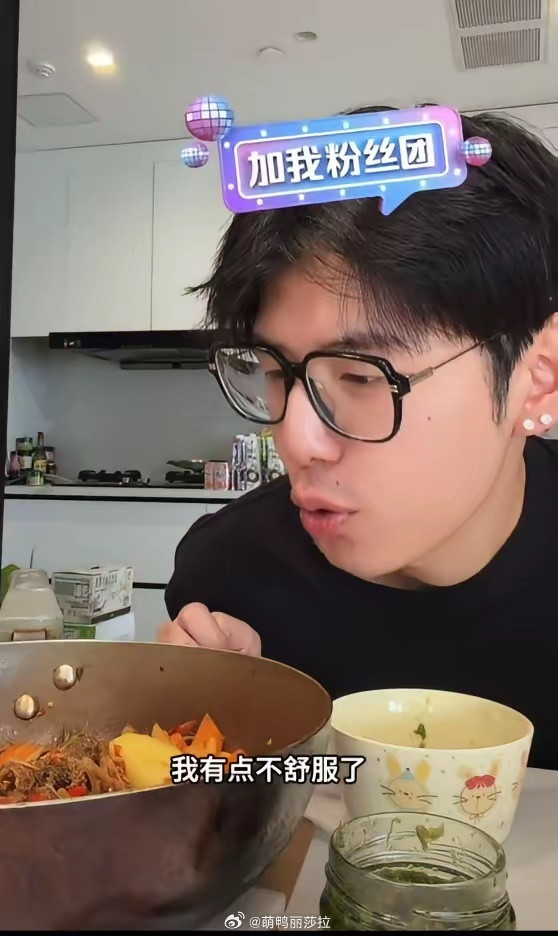 网红刘琳琳玩王鹤棣梗引争议网红刘琳琳玩王鹤棣的梗，直播反复提及“不舒服”近日，