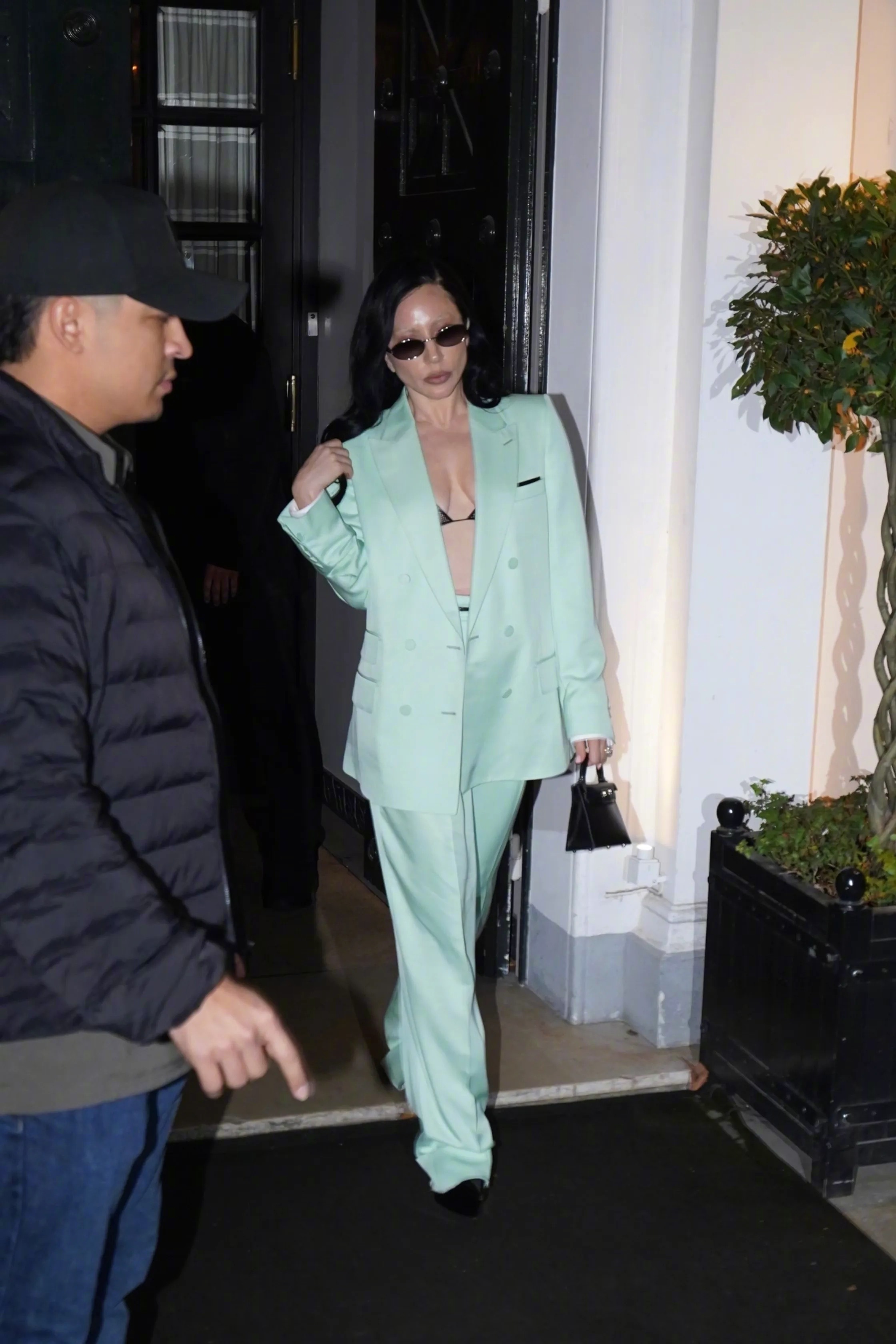 LadyGaga又换造型了。当地时间周五晚上，黑发无眉，身穿TomFord