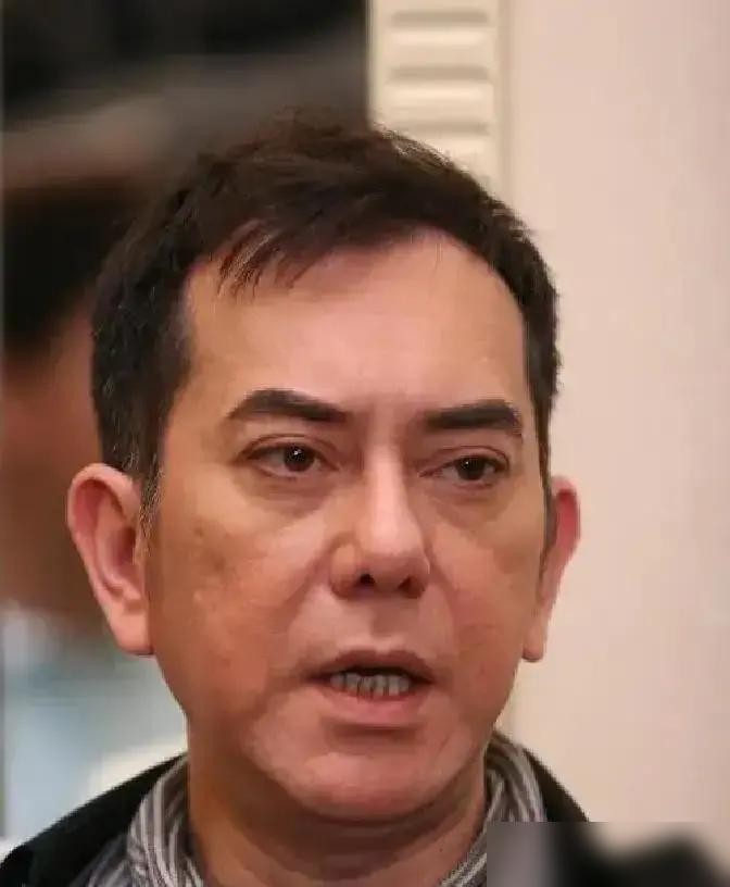 他根本不是“港独”。媒体给你看的，是那个说“祖宗是欧洲人”的黄秋生。但剥