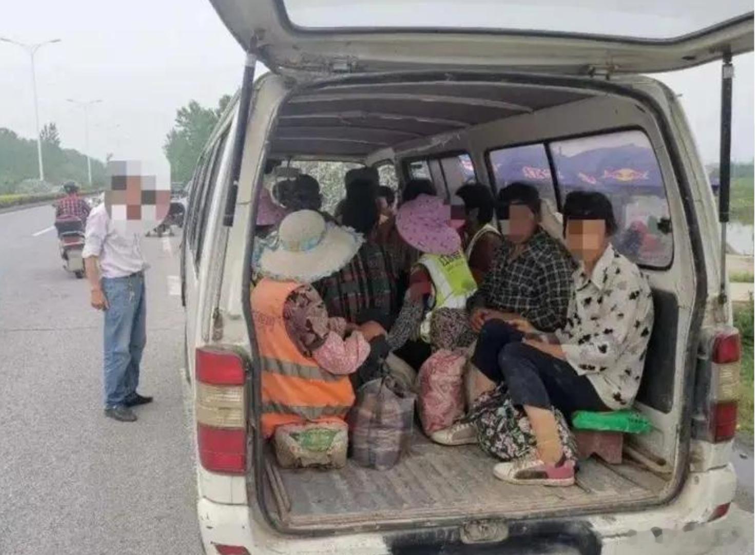8名蓝莓女工殒命背后超载汽车侧翻8名采蓝莓女工死亡6座车硬塞22人致8