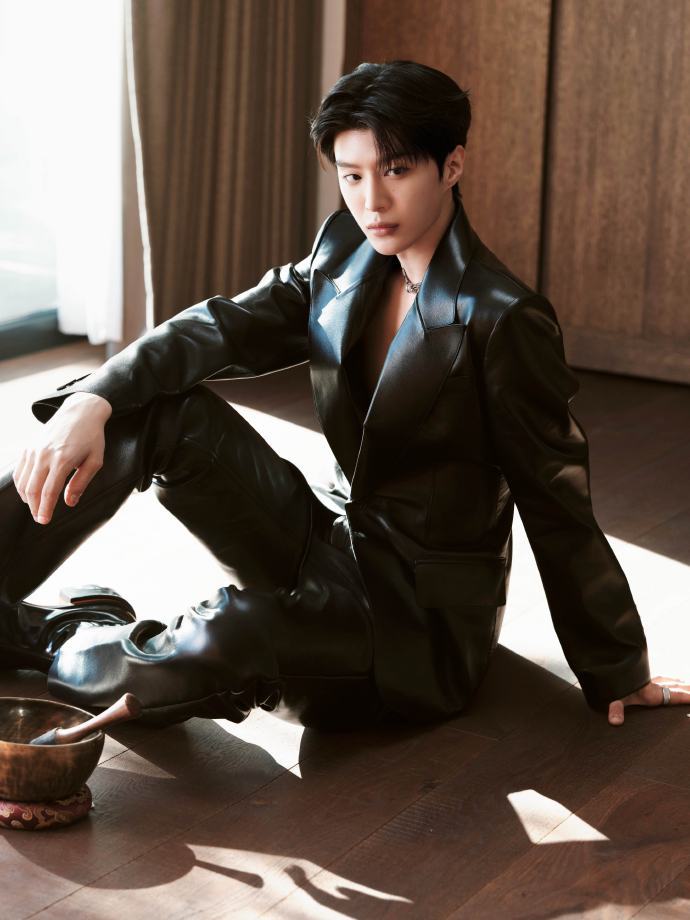 范丞丞深V皮衣，范丞丞光影定格，谁懂这个丞丞的认真起来的帅气呢，我一整个有被go