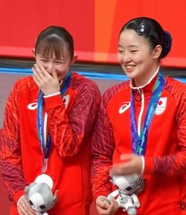 果然爱笑的女孩儿运气不会差。女双颁奖仪式出现耐人寻味一幕。早田希娜全程捂着嘴笑