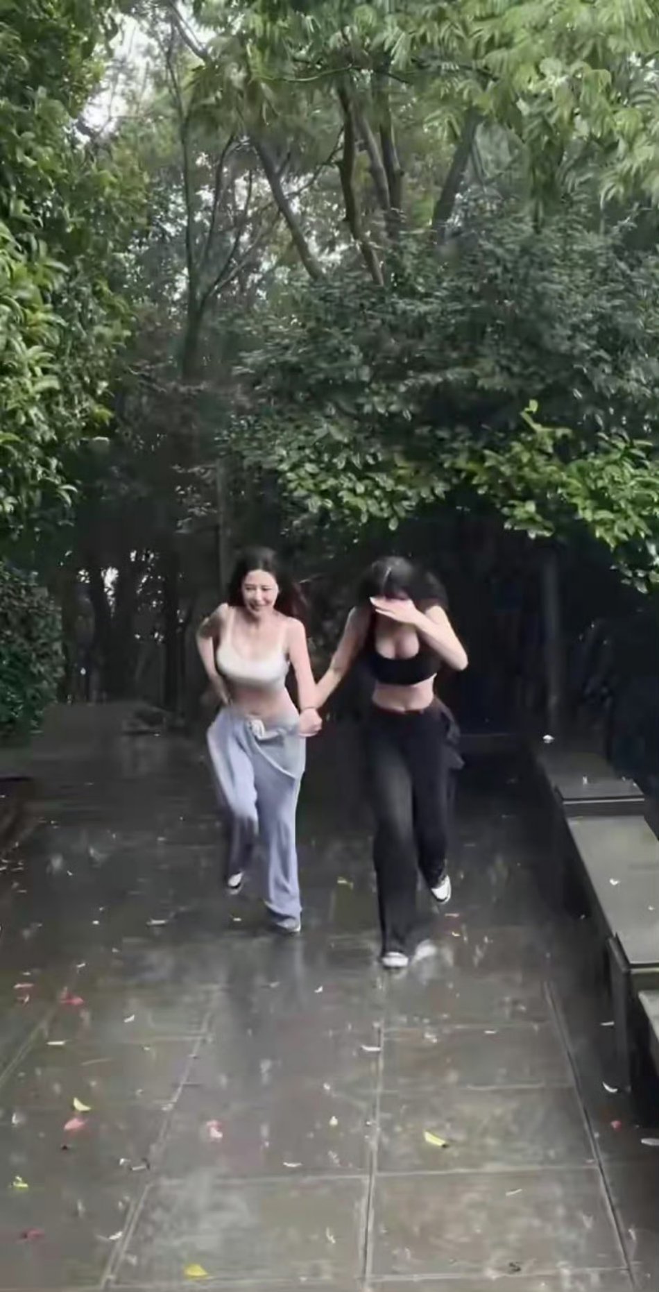 爬山遇到下雨☔️，差点变成落汤鸡了！清远