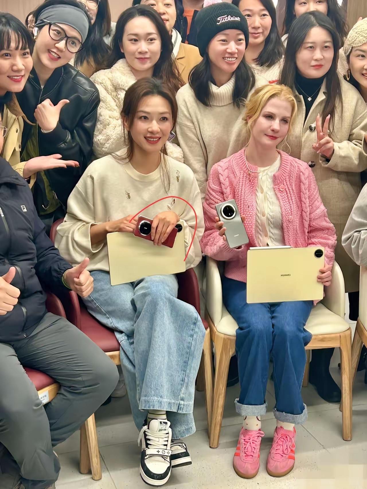 万茜拿的是什么牌子手机