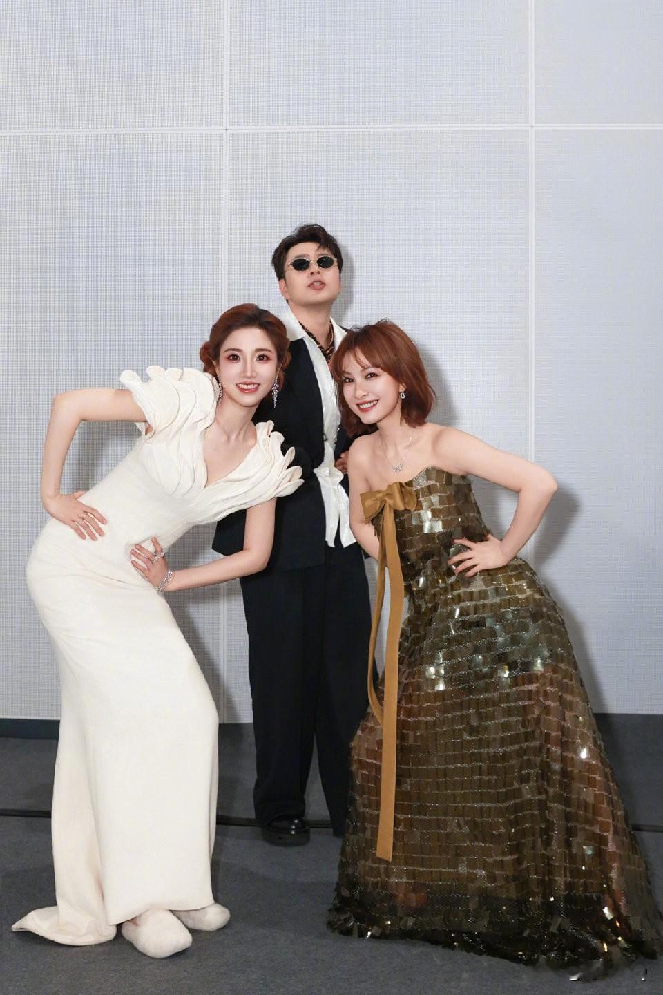 来自杜海涛的快乐，和两个美女勾勾搭搭玩自拍，真不怕家里的沈梦辰吃醋么～