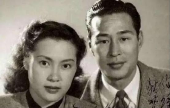 1938年，26岁的陈天国把16岁的秦怡玷污了，之后，秦怡大病一场，高烧不退，陈