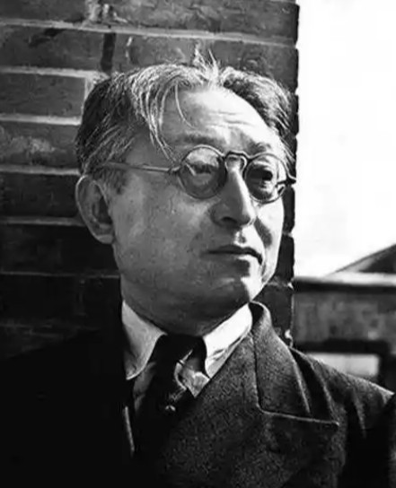 1949年，民主党派给毛主席递交了一份名单，希望对这些人委以工作，毛主席突然指着