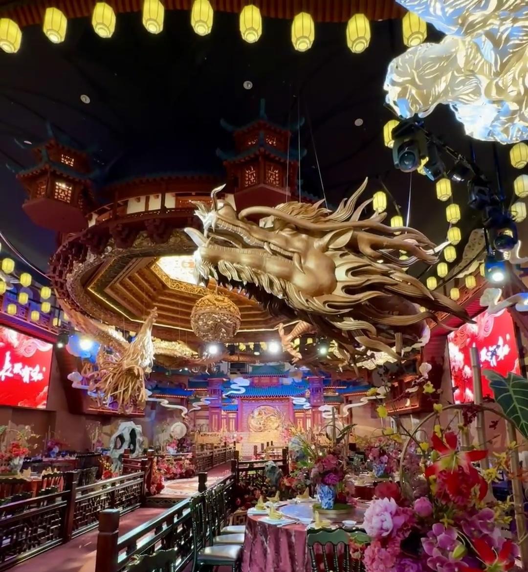 五一假期回老家，看着各处的酒店没几个摆婚宴的，我问老妈，怎么现在的年轻人不着