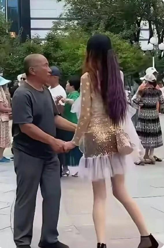 公园溜达，永远看见一位大叔搂着年轻姑娘，一开始还羡慕大叔的魅力，走近一看……握